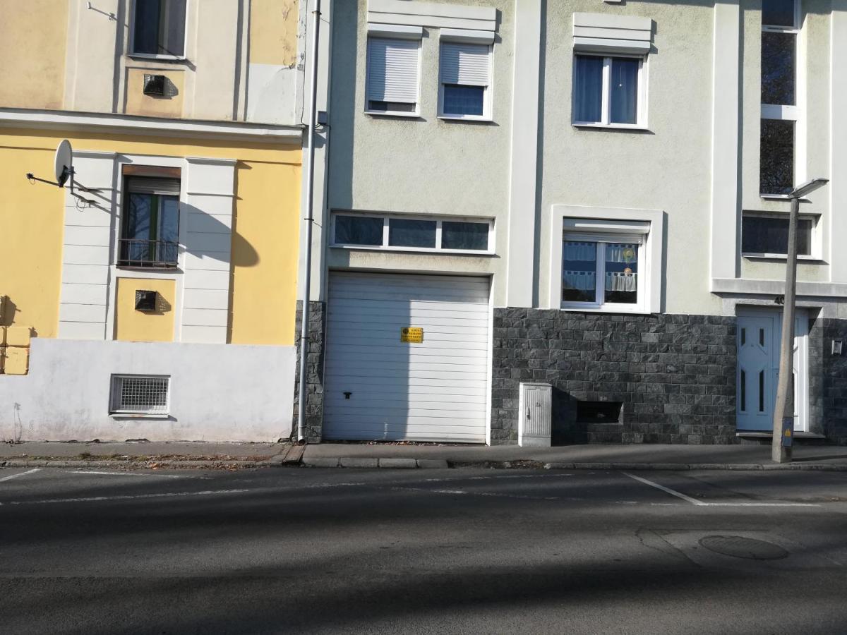 Viola Family Apartman Free Parking Pécs Kültér fotó