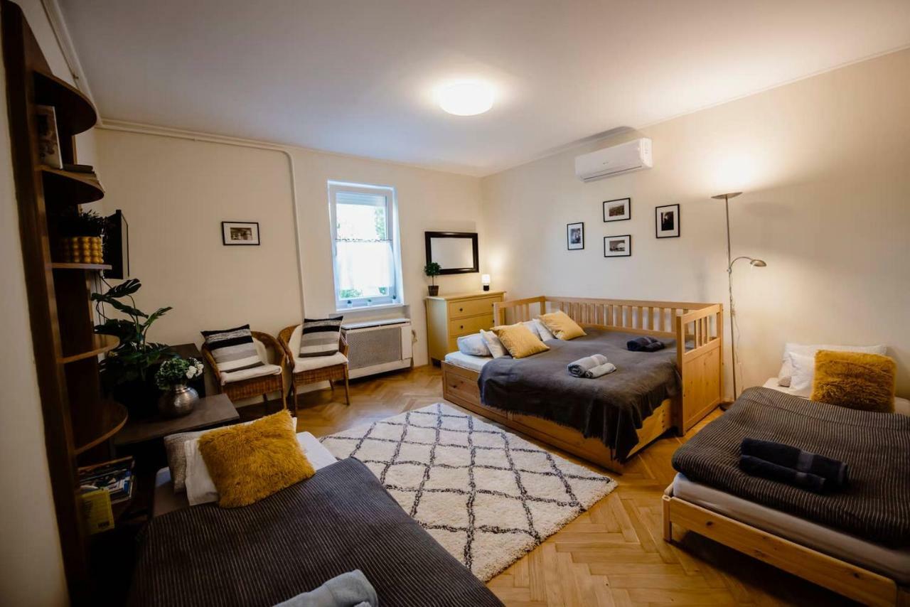 Viola Family Apartman Free Parking Pécs Kültér fotó
